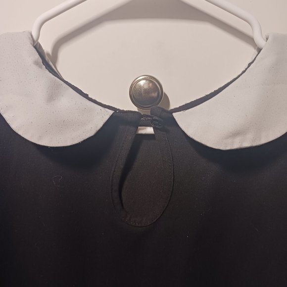 black sleeveless top with white peter pan collar - Picture 3 of 3